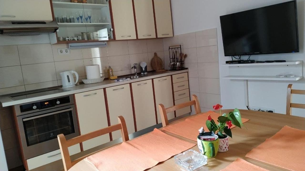 Apartment Kate Оміш Екстер'єр фото